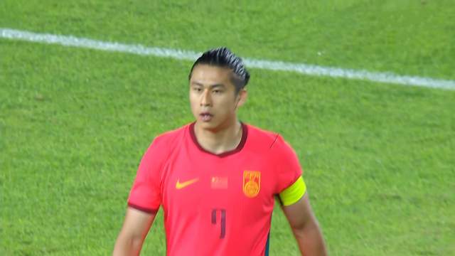 哈兰德社媒晒与全场最佳奖杯合照：有些时刻无法用言语形容